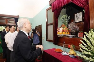 Party chief offers incense to late President Ho Chi Minh