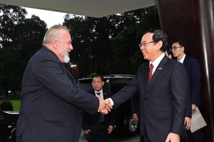 Cuban Prime Minister Manuel Marrero Cruz shakes hands with Secretary of the Ho Chi Minh City Party Committee Nguyen Van Nen (Photo: SGGP)