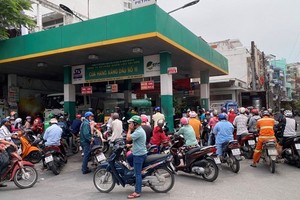 Gas stations run out of fuel, long queues at petrol stations