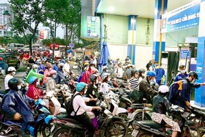Long lines of motorbikes still seen at many petrol stations in HCMC 