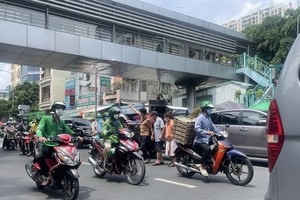 People neglect pedestrian overpasses but cross roads directly