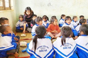 Teachers provide free lunch for students to fight dropouts