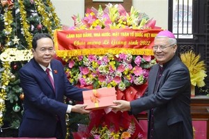 NA Vice Chairman Tran Thanh Man (L) presents gift to Bishop of the Da Nang Diocese Joseph Dang Duc Ngan (Photo: VNA)