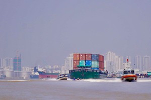 Low inland waterway freight transport due to infrastructure bottleneck 