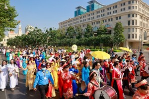 Some 3,000 people join Ao Dai parade in HCMC