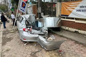 Steel coil falling off tractor-trailer crushes car 