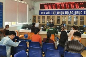 Cash-trashed employees queue overnight for one-time social insurance withdrawal