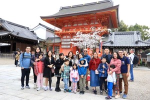 Vietnamese people prefer to travel abroad for long holidays 