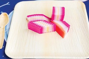 Vietnamese man turns areca spathe into items for exports