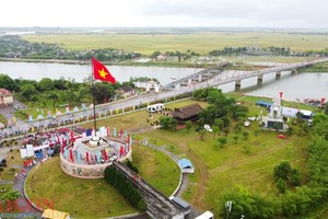 Flag-raising ceremony on National Reunification Day