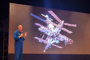 Vietnamese young people question former NASA astronauts
