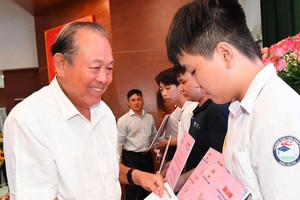 HCMC gifts poor Chinese - Vietnamese students