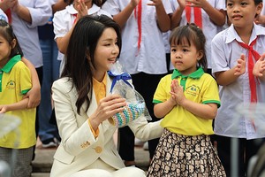 Shinhan Bank gives scholarships to poor students at RoK First Lady’s presence
