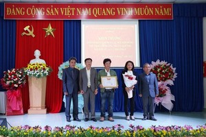Resident granted merit certificate for spending VND300 million building road