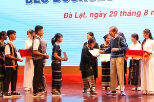 Vallet scholarships granted to 220 students in Thua Thien - Hue 