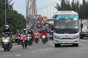Holidaymakers return to HCMC, causing traffic jams in many expressways