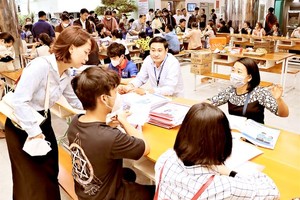 Schools help freshmen do admission formalities, find accommondation