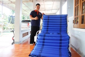 Engineer makes multi-functional medical beds for poor patients 