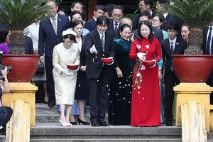 Japanese Crown Prince visits Uncle Ho's stilt house, fish pond 