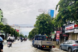 Students in Can Tho struggle on way to schools as heavy rains pummel city