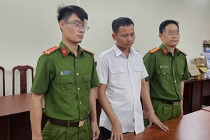 Airport technical employee detained for lending smugglers hand 