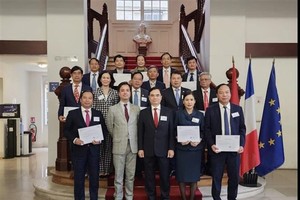 Delegation of national political academy visits France 