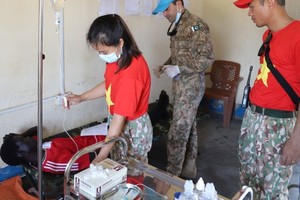 Vietnamese doctors provide free medical checkups for teachers, students in Abyei