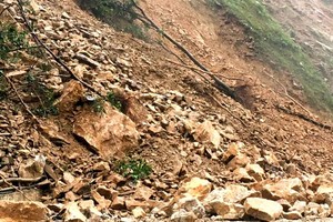 Landslide triggers massive debris cascade, traffic congestion