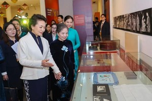 Spouses of Vietnamese, Chinese Party leaders visit Vietnamese Women's Museum