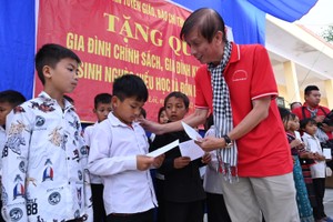 HCMC journalists, propagandists give gifts to children in Northwestern provinces