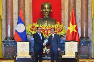 State President hosts Lao Prime Minister in Hanoi