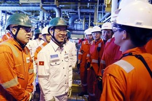 State President visits oil and gas staff in Ba Ria-Vung Tau ahead of Tet