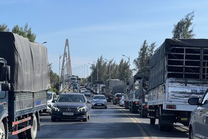 Traffic snarled up on both sides of cable-stayed Rach Mieu Bridge