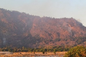 An Giang uses firefighting drones to fight off wildfires in Co To Mountain