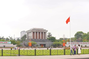 Hanoi colored with flags, flower in celebration of President HCM’s birthday