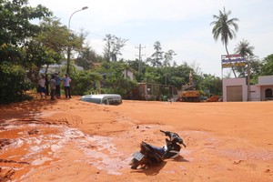 Red sand flood causes chaos on road to Mui Ne