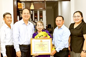 HCMC leaders wish senior citizens healthy and happy life
