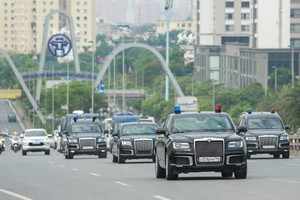 Cars to carry President Vladimir Putin appear on Hanoi roads