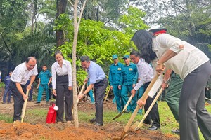 Over 1,100 people join in landscaping work in District 7
