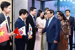 Prime Minister meets Vietnamese people in RoK