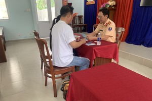 Foreign driver fined for driving car in motorcycle lane on Phu My Bridge