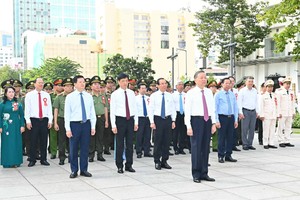 General Secretary To Lam offers flower and incense to President Ho Chi Minh