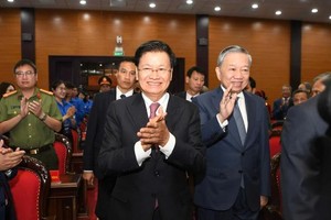 Lao leader meets with former Vietnamese volunteer soldiers