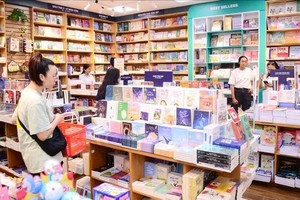 Traditional bookstores change to thrive
