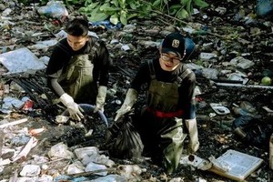 Collecting garbage on rivers, canals mainly depends on manual labor