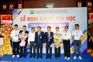 Three students with good academic performance get VND100 million scholarships