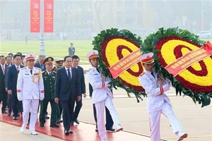 Leaders pay tribute to President Ho Chi Minh on capital city’s Liberation Day