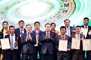 Outstanding Vietnamese farmers, cooperatives honored