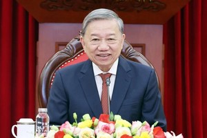Party leader of Vietnam holds phone talks with President-elect of US