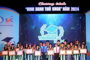 HCMC bestows recognition on 88 most distinguished students 